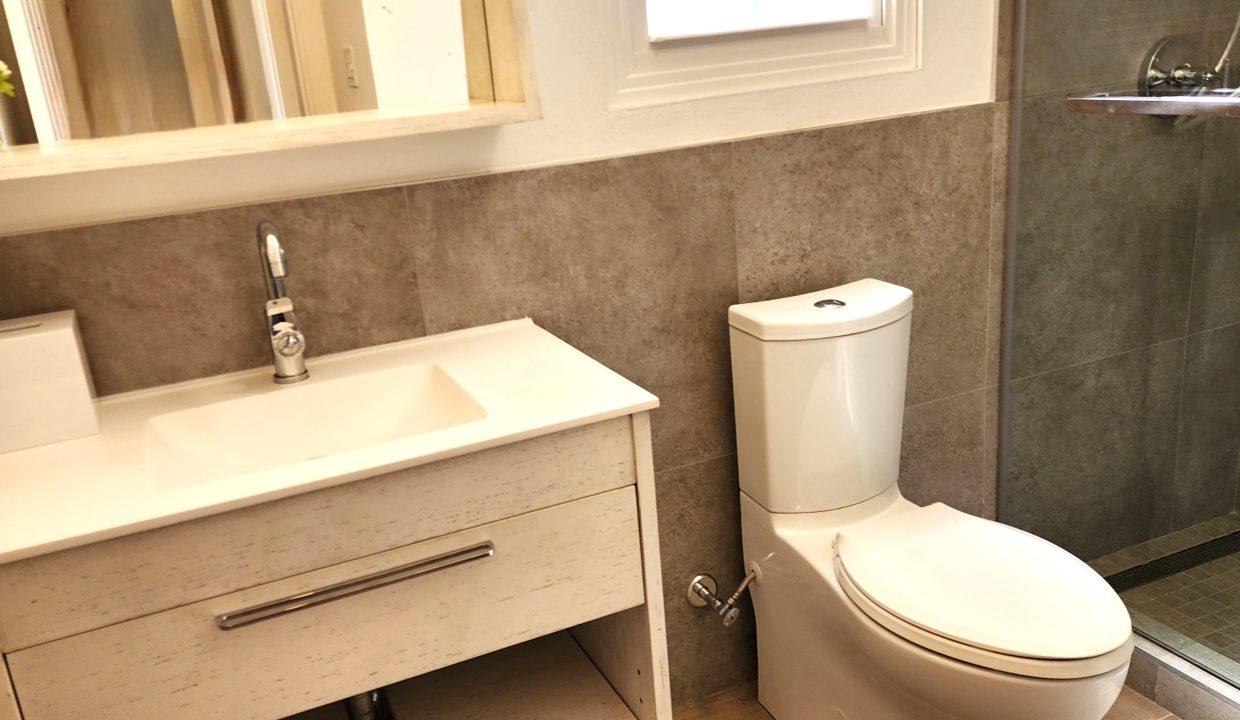 full bath with shower